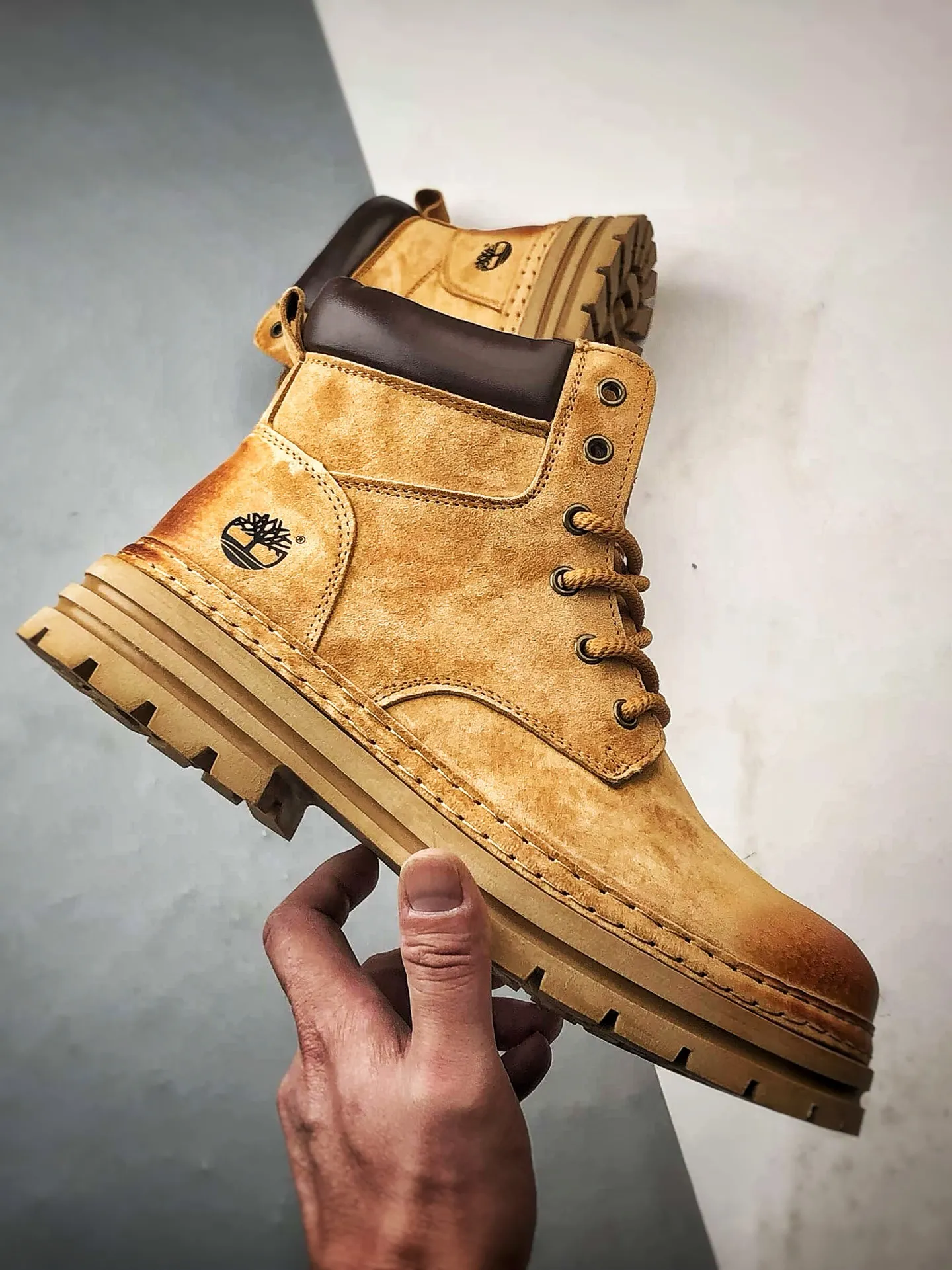 💰440 Timberland Timberland/Timberland 2025 autumn and winter new products Outdoor casual rhubarb boots Guangdong factory quality Original box original packaging Fashion trend matching The fabric is made of Italian 🇮🇹 top-grade frosted fine-grained cowhide with anti-odor and anti-corrosion genuine leather latex insoles. The outsole and hardware are all made from OEM raw materials. The same process as the original Goodyear never opens the glue. Good products do not kill pigs. The quality of the first order is strictly controlled. Exclusively launched on the whole network. The quality is unquestionable. The whole set of official website unified packaging gives you the perfect wearing experience. The quality is exquisite and durable. A must-have for sportsmen. Specially designed to treat those who are not handsome. High-quality and first-class foot feel. Special for cold protection and outdoor use this winter. Casual matching for daily use. Item No.: TB99873 Size: 39 40 41 42 43 44 (leather shoe size)